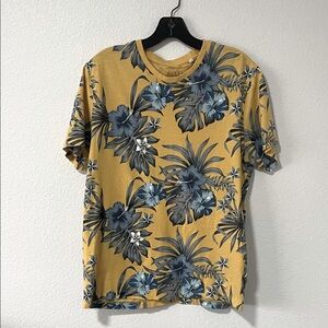 Guess Men’s Yellow and Blue Floral Hawaiian Tee Size Large